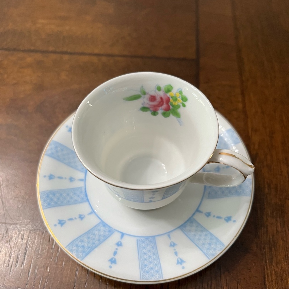3 small cups with saucers perfect for girls tea party in great condition. - Picture 4 of 11